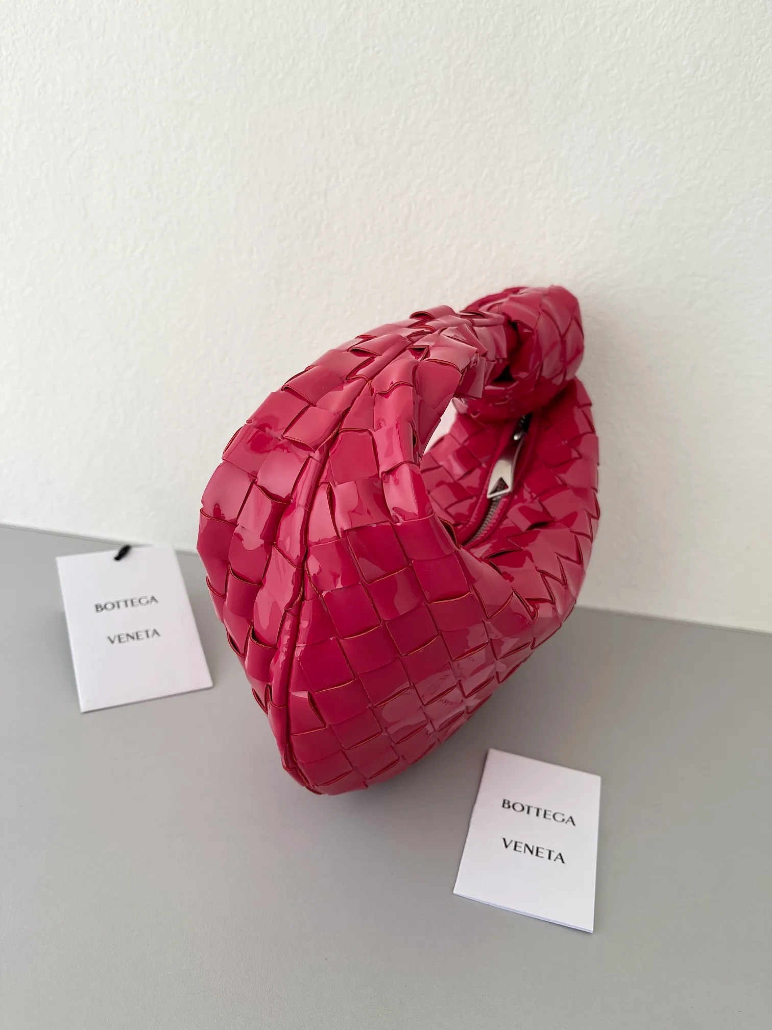 Mini Jodie Patent Leather New Color Bottega Veneta ͙.——The latest woven knotted hobo, the bag has a unique shape, is particularly practical and durable. It retains the traditional woven elements while being a little more flamboyant ~ Made of hand-woven cowhide, zipper opening and closing, curved seamless structure, effortless to match, highly recommended ⚠️⚠️⚠️ Size: 23cm*15cm*5cm